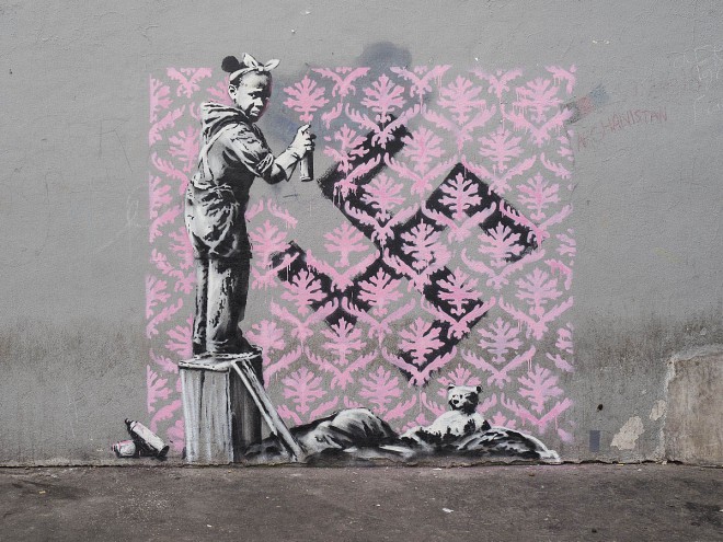 Banksy je anonymný pouličný umelec, ktorého diela zvyšujú povedomie.