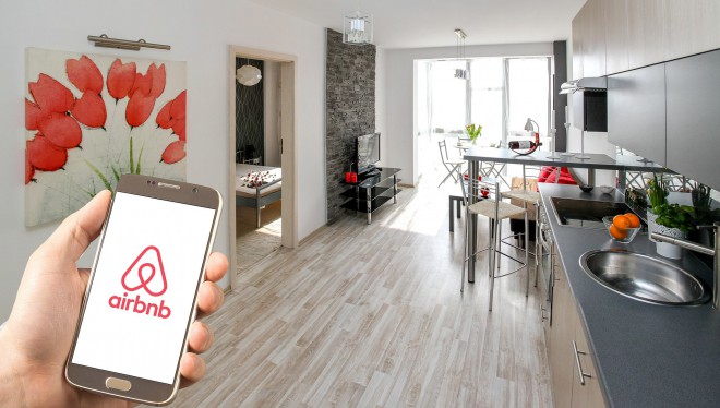 Airbnb lahjoittaa 2 000 dollaria vuodessa työntekijöiden majoitukseen kaikkialla maailmassa.