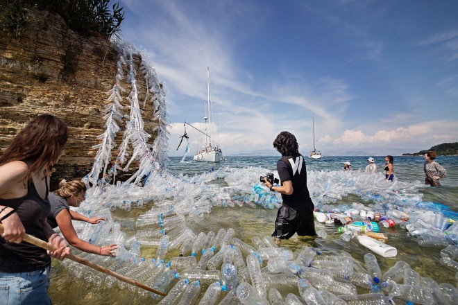 How much plastic does the ocean consume in one minute?
