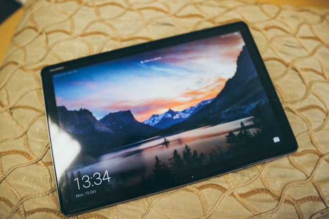 Der schwarze Rand des Gerätes könnte deutlich kleiner ausfallen - Huawei Mediapad M5 Lite 