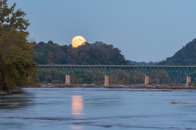 En jägares måne över Potomacfloden och bron som förbinder Maryland och Virginia, USA.