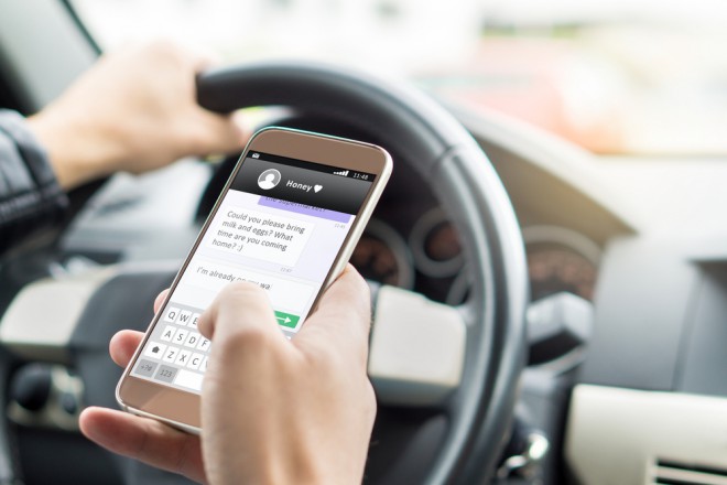 Sender tekstmeldinger mens du kjører.