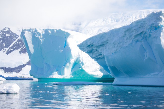  Povprečna debelina ledu znaša 1,6 km