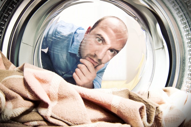 Ne čistite pralnega stroja.