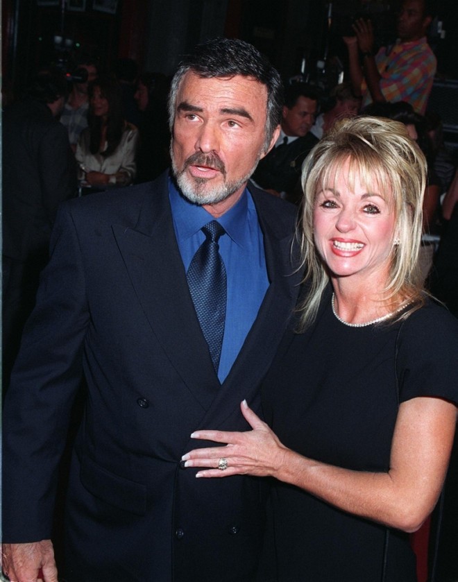 Burt Reynolds in njegovo dekle Pamela Seals na premieri filma Vroče noči