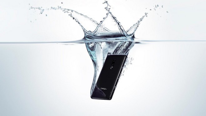 Telefon Meizu Zero je odporen proti vodi.