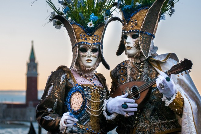 Každoročně benátský karneval navštíví miliony lidí z celého světa. 