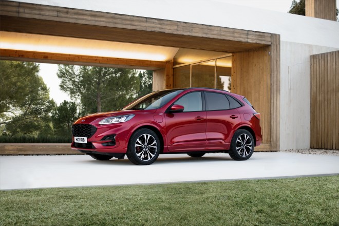 The silhouette of the new Ford Kuga is truly dynamic. It is somewhat reminiscent of those really sporty SUVs. 