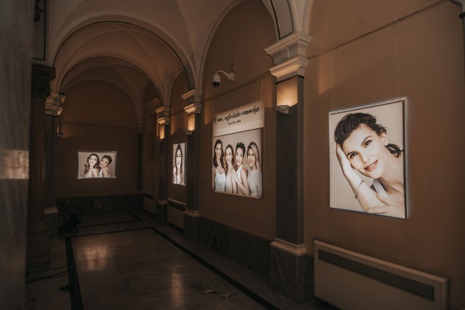 Zagrebški Muzej Mimara je odprl vrata gostujoči fotografski razstavi Ustnice, ogledalo emocij.