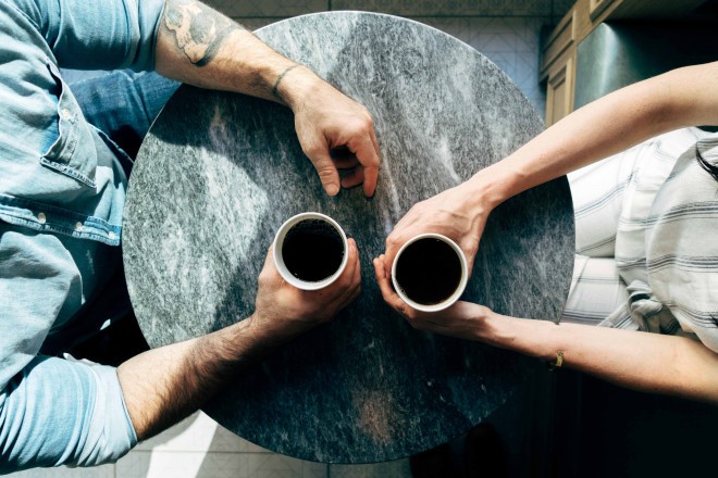 Gleich beim Kaffee können Sie Ihrem Gesprächspartner Fragen stellen. 
