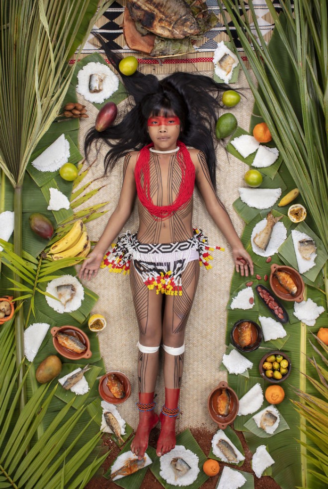 9letý Kawakanih žije v klanu Yawalapiti v brazilském deštném pralese. Její mateřský jazyk je Arawaki, kterým mluví pouze 7 lidí na světě. Každých pár měsíců Kawakanih cestuje do Kanady, kde se ve škole učí používat počítač. 