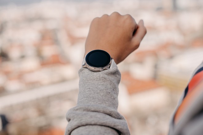 Čudovita ura Samsung Galaxy Watch Active podpira brezžično polnjenje Qi. 