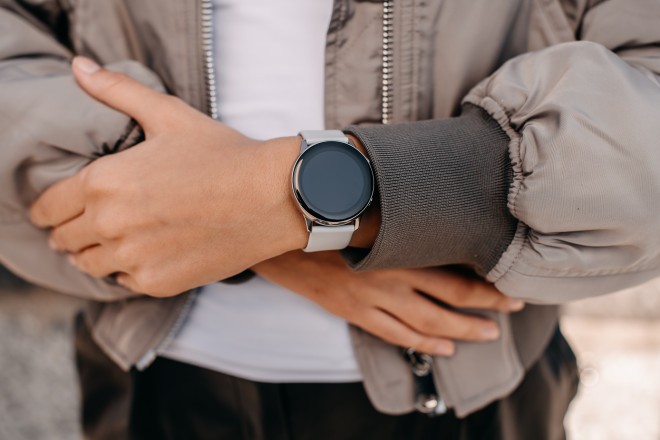 Pametna ura Samsung Galaxy Watch Active je vaš osebni zdravstveni svetovalec. 