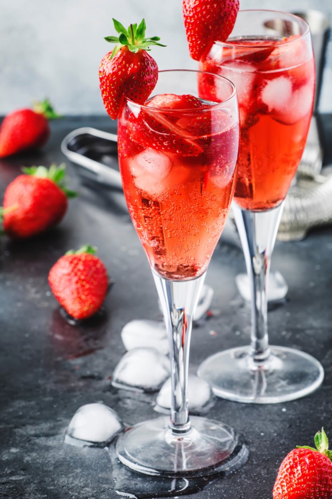 Hugo cocktail with elderberry syrup and strawberries