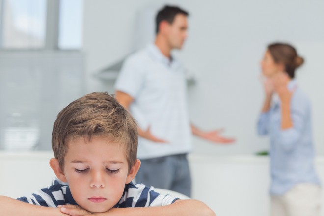 Si un enfant est témoin de cruauté, de colère verbale, de punition avec silence, il y a de fortes chances qu'il développe des troubles du comportement similaires entre 8 et 10 ans en moyenne.