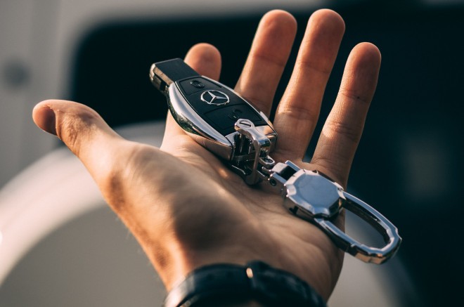 Bevestig niet te veel sleutels rond de contactsleutel van de auto