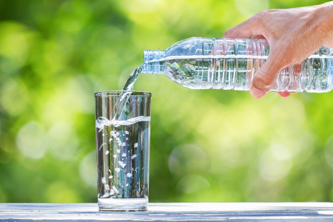 Namesto da vsakič znova kupite vodo v plastenki, poskrbite za eno dobro steklenico, v katero vodo dolivate. 