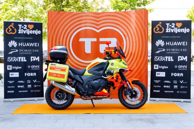 Ljubljanan ambulanssiasemalle saapui T-2-yhtiön lahjoittama uusi ambulanssimoottoripyörä, Honda VFR1200X Crosstourer.