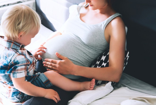 Vær tålmodig med ditt første barn når du er gravid med ditt andre.