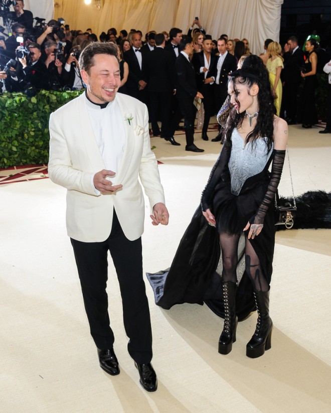 Elon Musk e il suo compagno, il musicista Grimes.