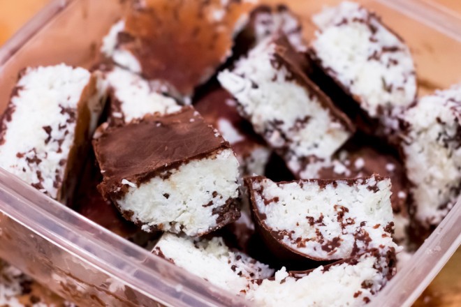 I cubetti di cocco e cioccolato sono un dessert facile con solo 4 ingredienti.