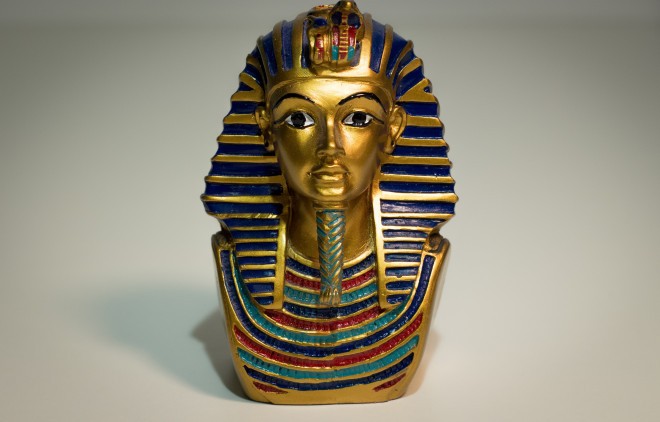 Une statuette égyptienne avec une barbe, qui était également portée par des représentants de la classe supérieure