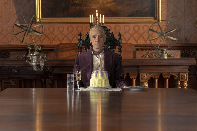 Jeremy Irons kot ostareli lord britanskega dvorca