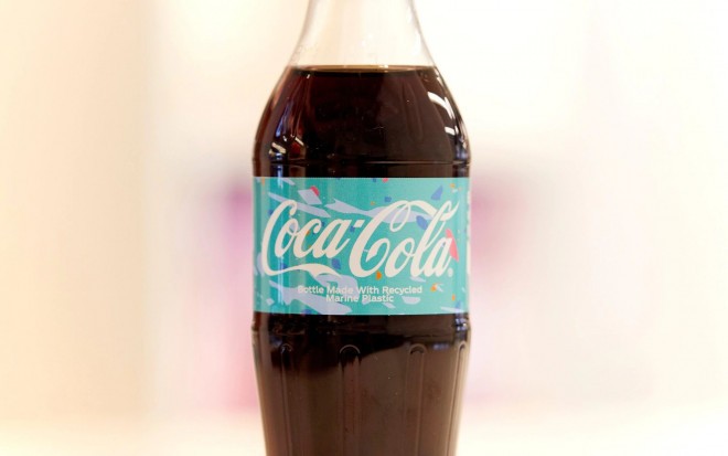 该瓶子是由海洋垃圾制成的。