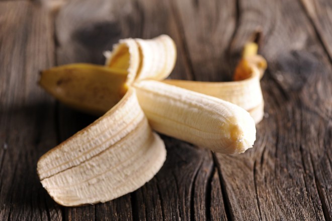 Diz-se que as cascas de banana ajudam com espinhas. 
