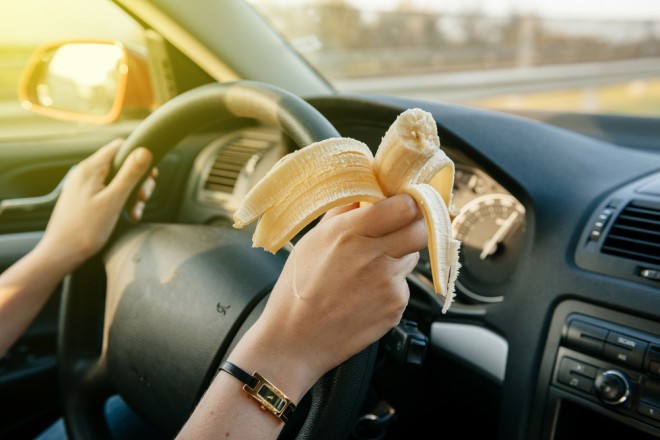 Pon una bolsa de cáscaras de plátano en tu coche, se supone que "eliminan" el olor a cigarrillo. 
