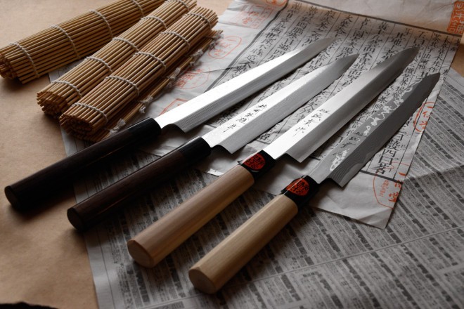 In questi coltelli da cucina, la lama è composta da due o più acciai diversi.