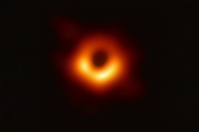 První fotka černé díry