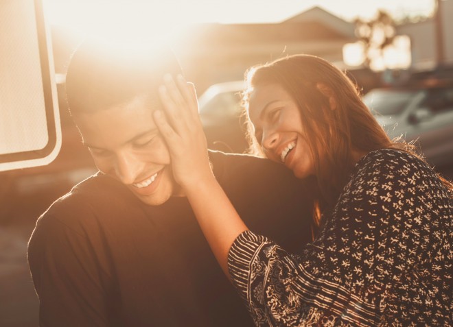 Smích se ukáže být trochu nečekaný, ale skvělý způsob, jak udržovat vztahy.