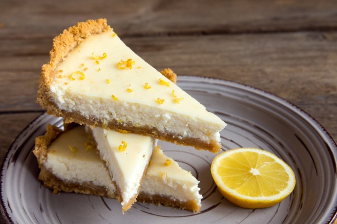 Lahek limonin cheesecake brez peke