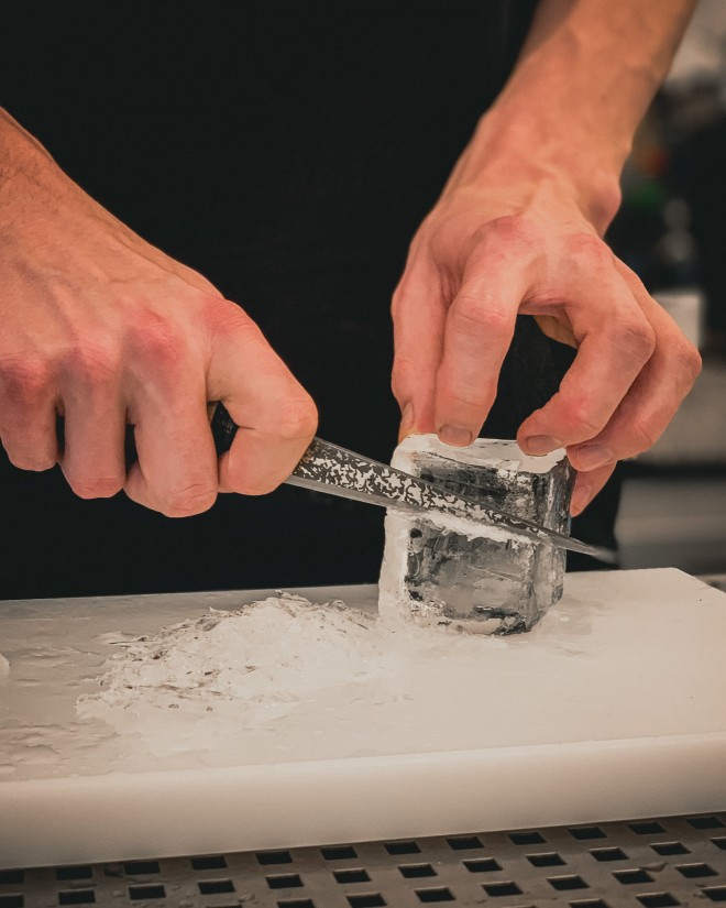 يتم قطع الثلج المخصص للكوكتيلات ("الثلج الشفاف") يدويًا من كتل أكبر من الجليد ويكون شفافًا مثل الزجاج بسبب عملية تصنيع خاصة.
