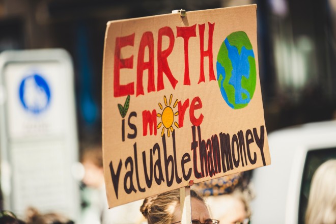 Po svetu vedno več protestnikov opozarja na mačehovsko ravnanje s planetom