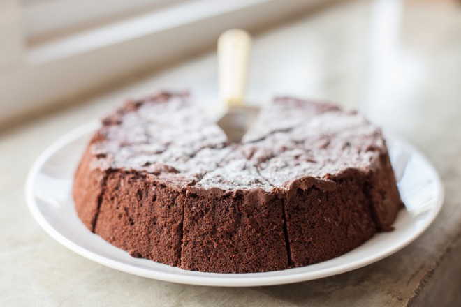 La torta al cioccolato con gin può essere cosparsa di cacao o zucchero a velo. 