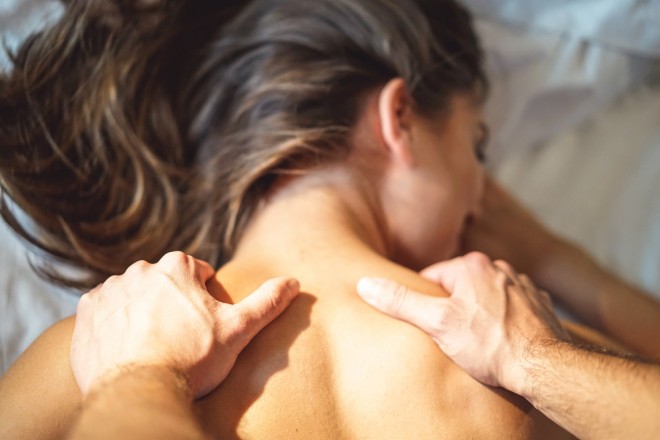 Per prima cosa, massaggia la parte posteriore del collo e delle spalle.