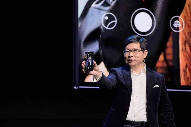 Generální ředitel Huawei Richard Yu při představení smartphonu Huawei Mate Xs