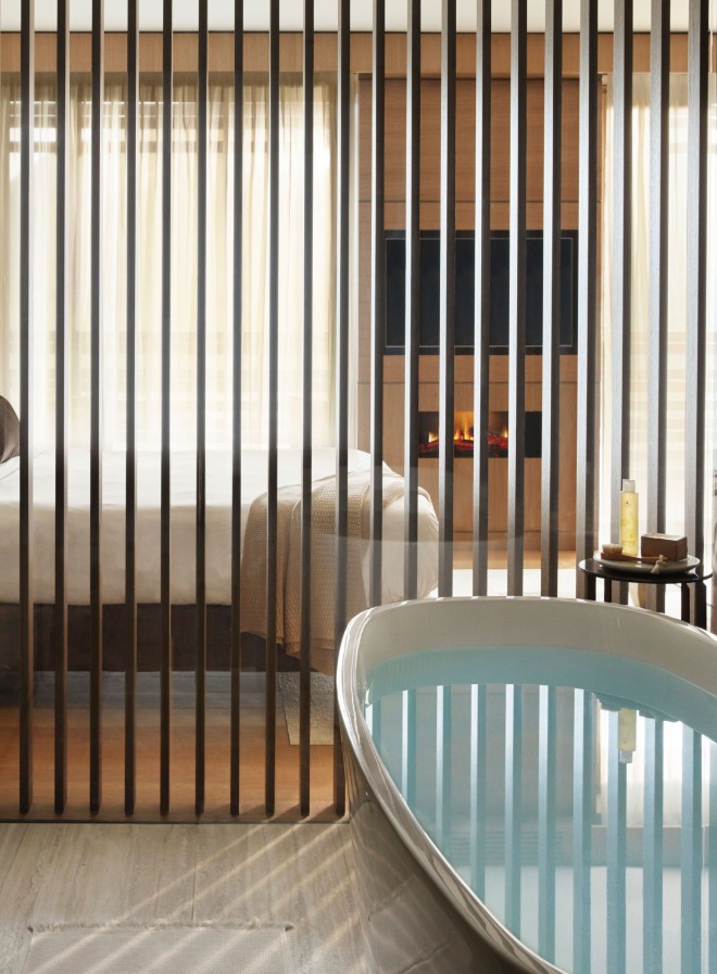 Prestižne namestitve odlikuje integracija kopalniške in spalne površine, ki sta ločeni z lesenimi zasloni. 
