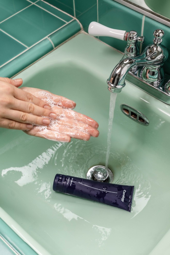 Den mest pålidelige beskyttelse er absolut hyppig håndvask med sæbe og vand. 