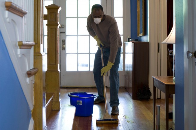 Ako u kući živi zaražena osoba, preporučuje se redovito čišćenje