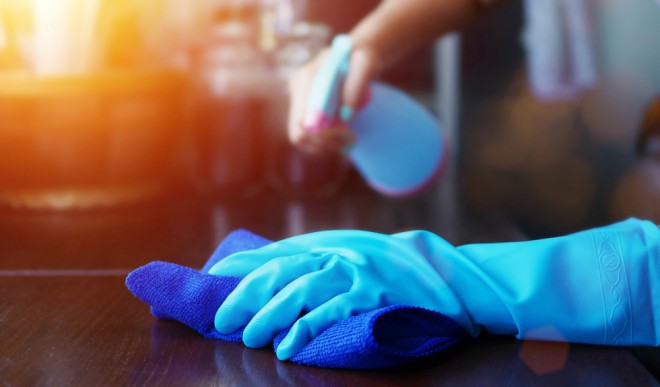Reinige und wasche die berührten Gegenstände gründlich!