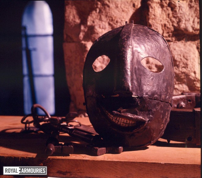Železna maska za krvnika ali pa železni “nagobčnik” za javno sramotenje (Foto: Twitter Royal Armouries / @Royal_Armouries)