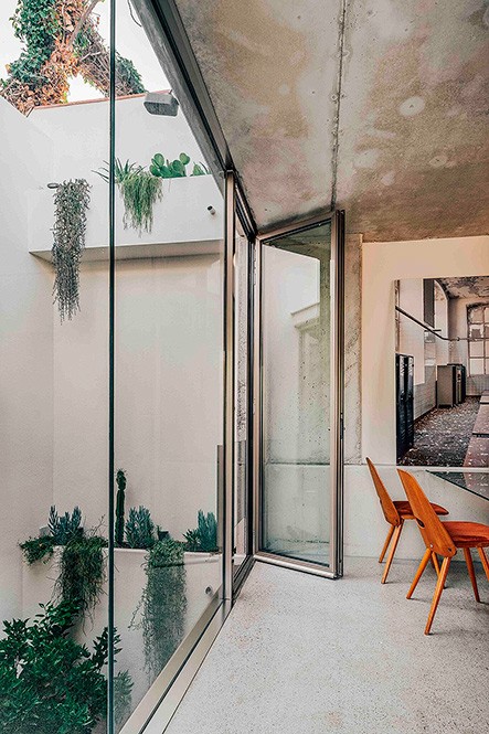 Garagen, elegant omdannet til en lejlighed, er et værk af Barbara Appolloni.