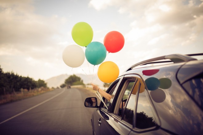 Rilascia i palloncini dall'auto e canta le tue canzoni migliori (il tutto rispettando le distanze sociali, ovviamente).