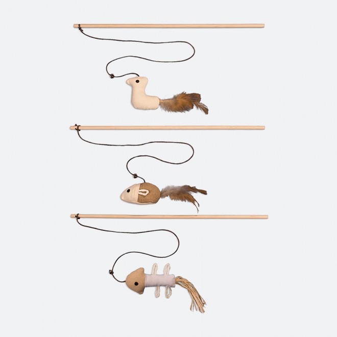 Katzenspielzeug auf einem Holzstab 