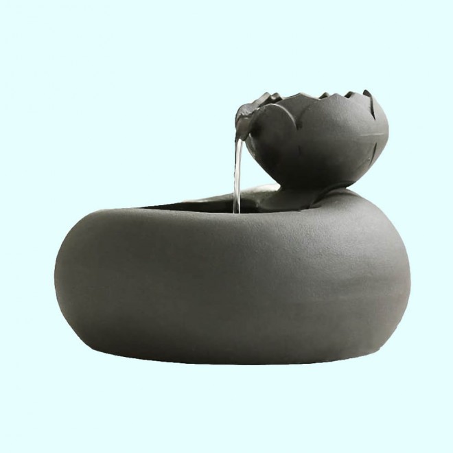 Fonte cerâmica com água filtrada fresca