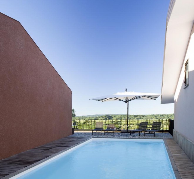 Fana Estate, terrace with pool (Photo: Booking.com)