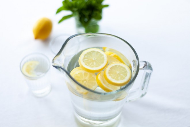 Bevi il liquido durante la giornata e, se lo desideri, aggiungi un po' di sapore con frutta ed erbe aromatiche.